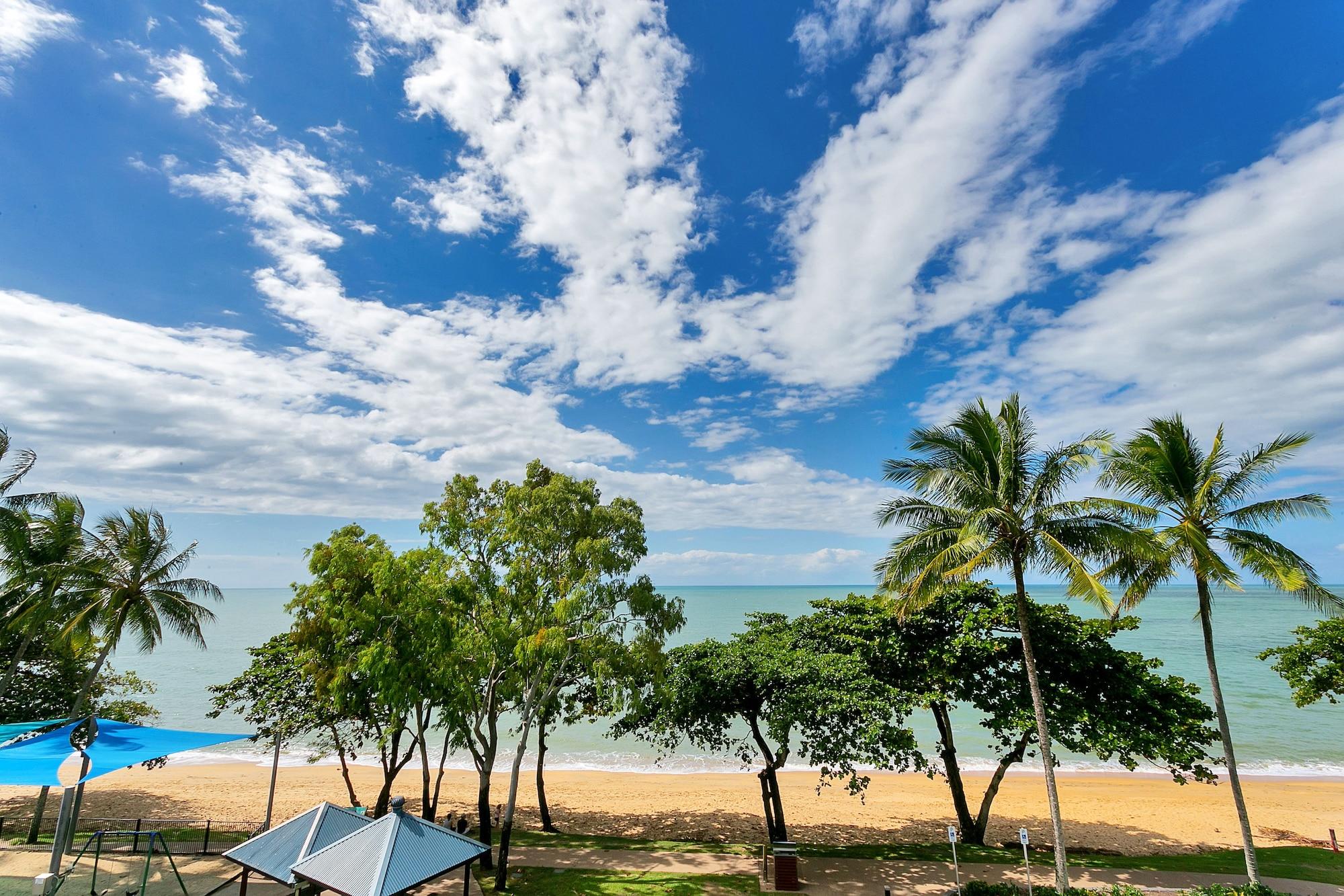 Beachfront Apartments On Trinity Beach Exterior foto