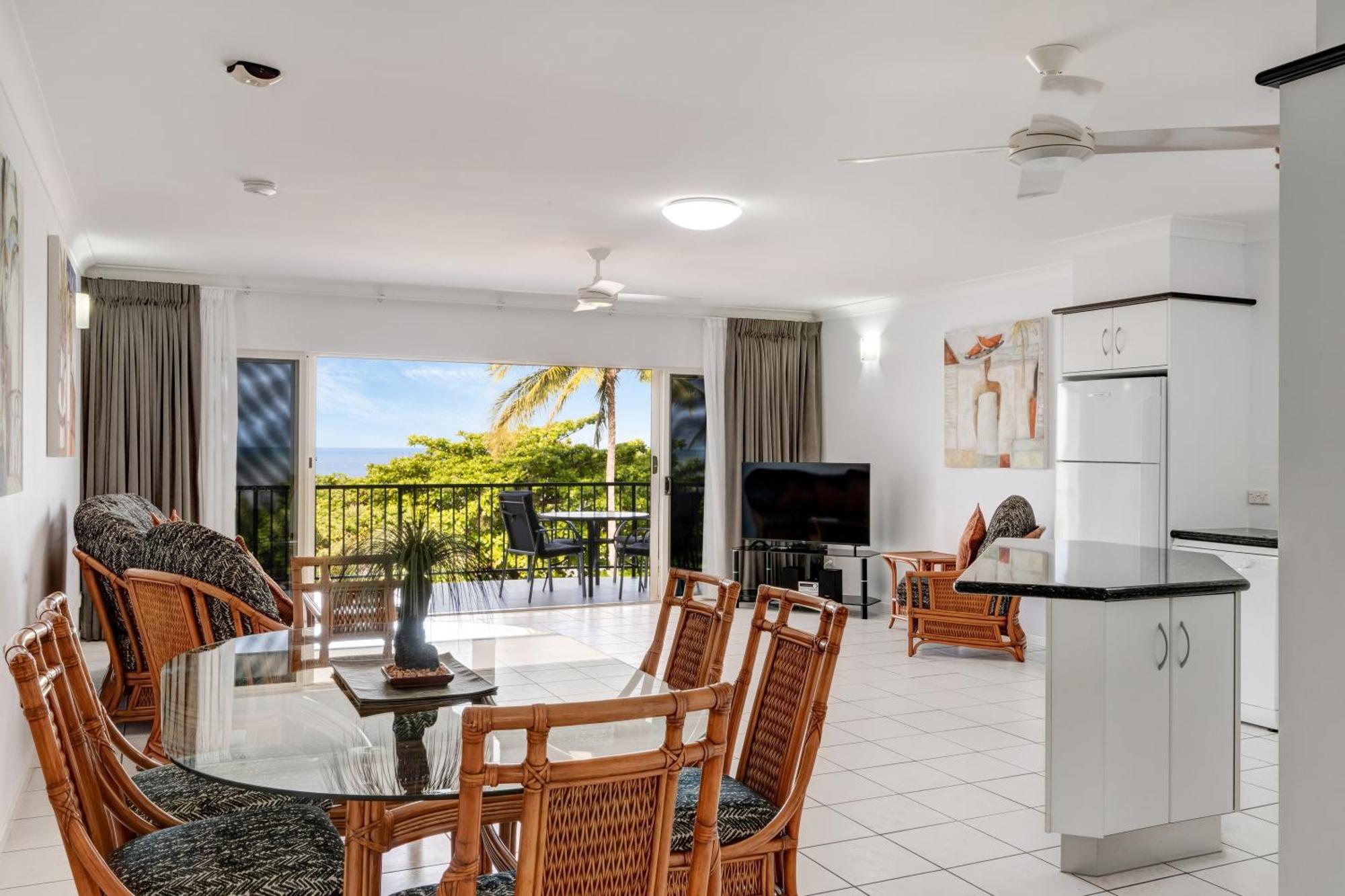 Beachfront Apartments On Trinity Beach Exterior foto