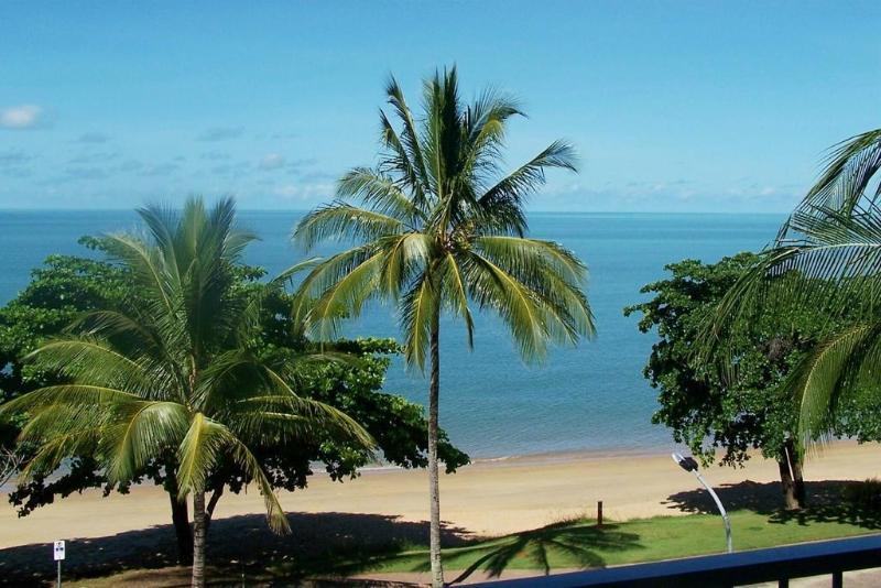Beachfront Apartments On Trinity Beach Exterior foto